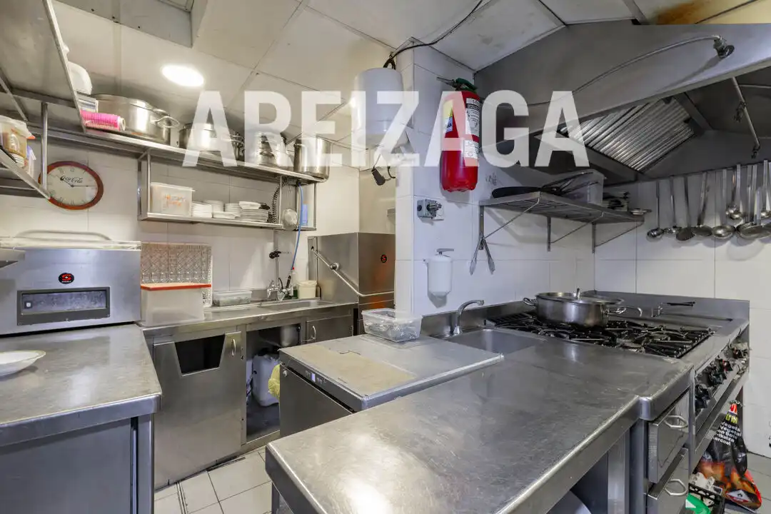Cuina de Local en venda en Donostia - San Sebastián  amb Moblat