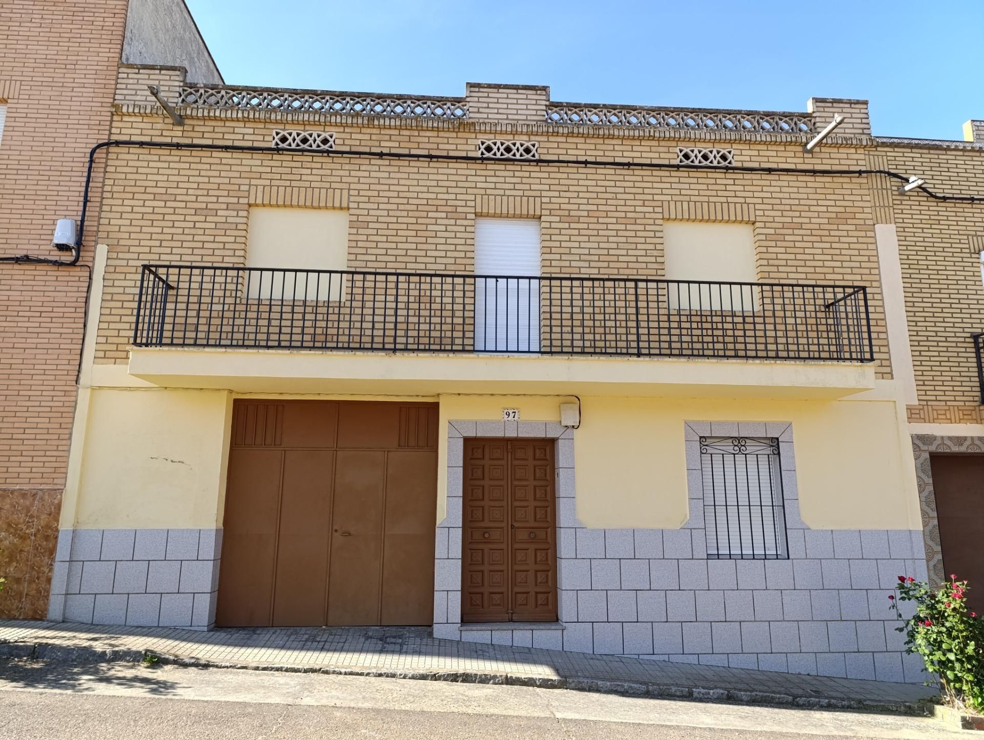 Außenansicht von Country house zum verkauf in Valle de la Serena mit Balkon