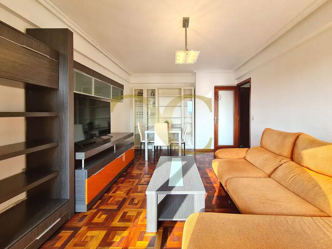 Sala de estar de Piso en venta en Oviedo  con Calefacción, Trastero y Amueblado