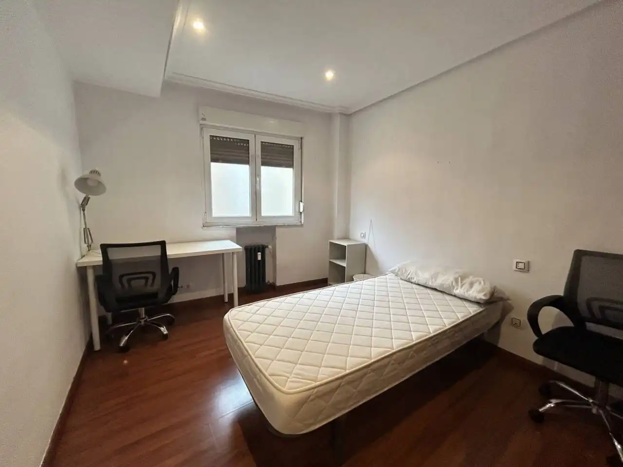 Habitación de Piso de alquiler en Oviedo  con Calefacción y Amueblado