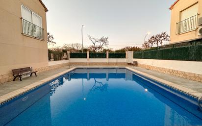 Piscina de Casa adosada de lloguer en Cambrils amb Aire condicionat i Terrassa