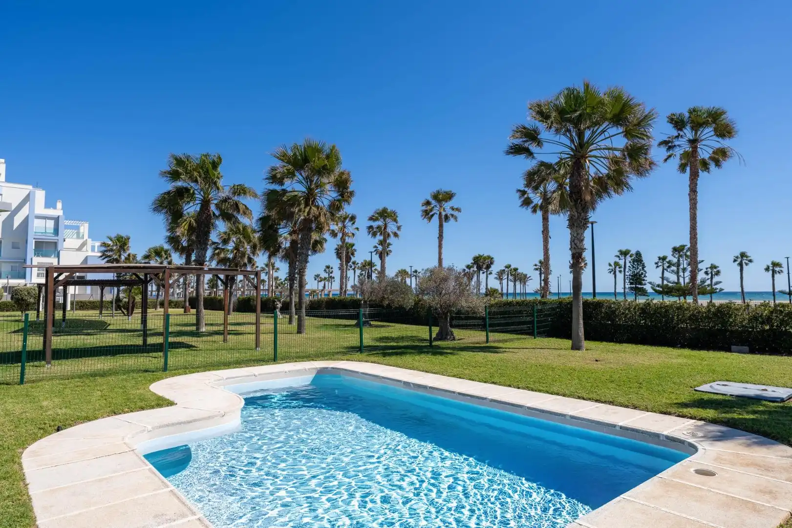 Piscina de Apartament en venda en Roquetas de Mar amb Aire condicionat, Calefacció i Jardí privat