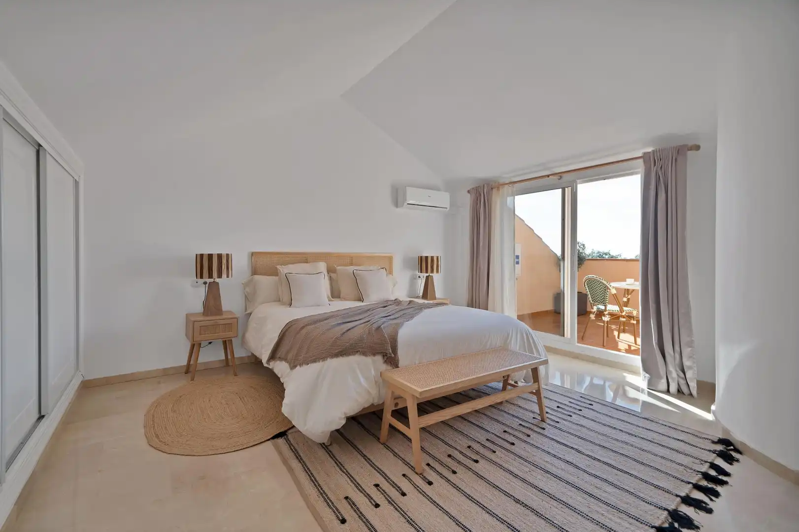 Dormitori de Apartament de lloguer en Marbella amb Jardí privat, Terrassa i Moblat