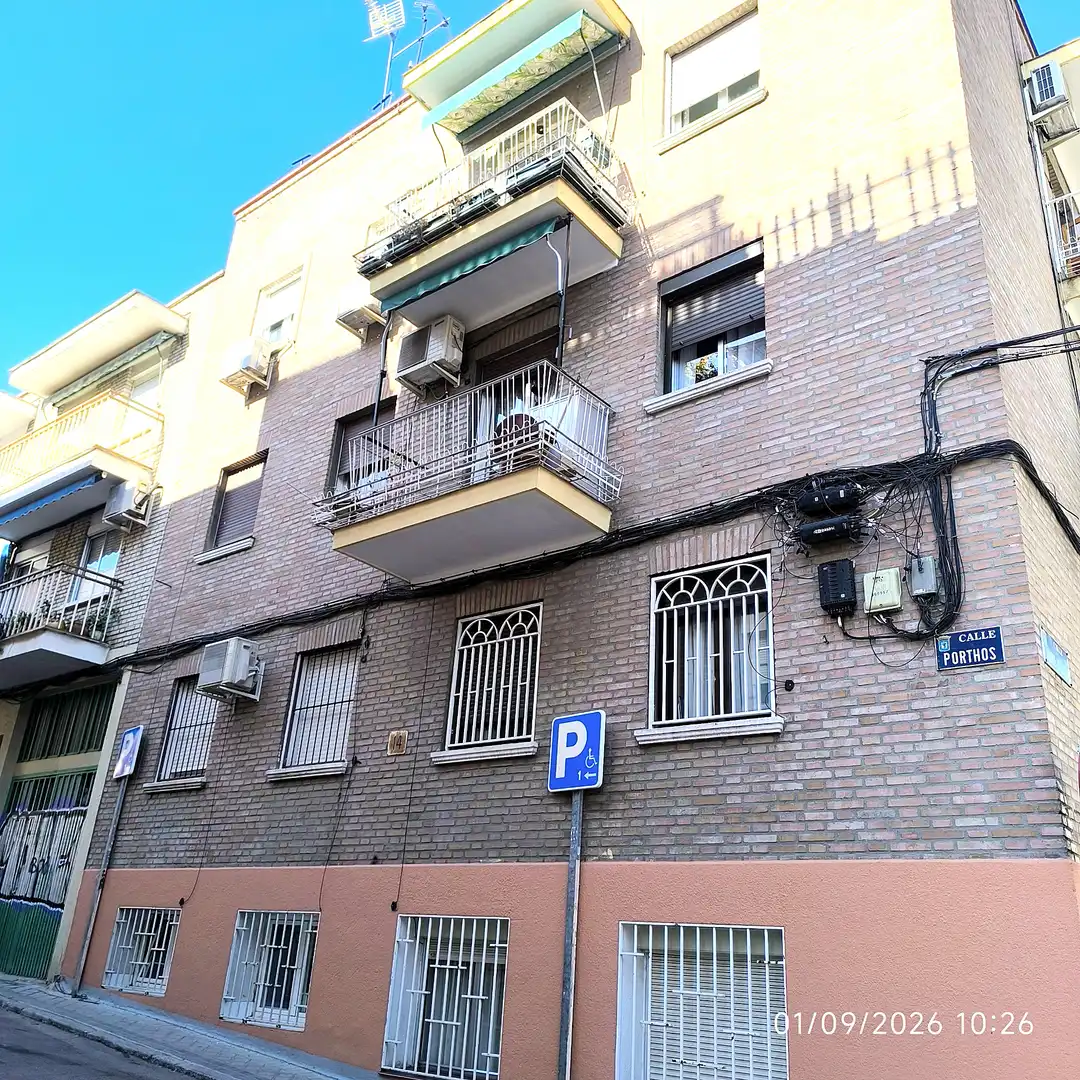 Außenansicht von Wohnung zum Verkauf in Madrid mit Klimaanlage und Balkon