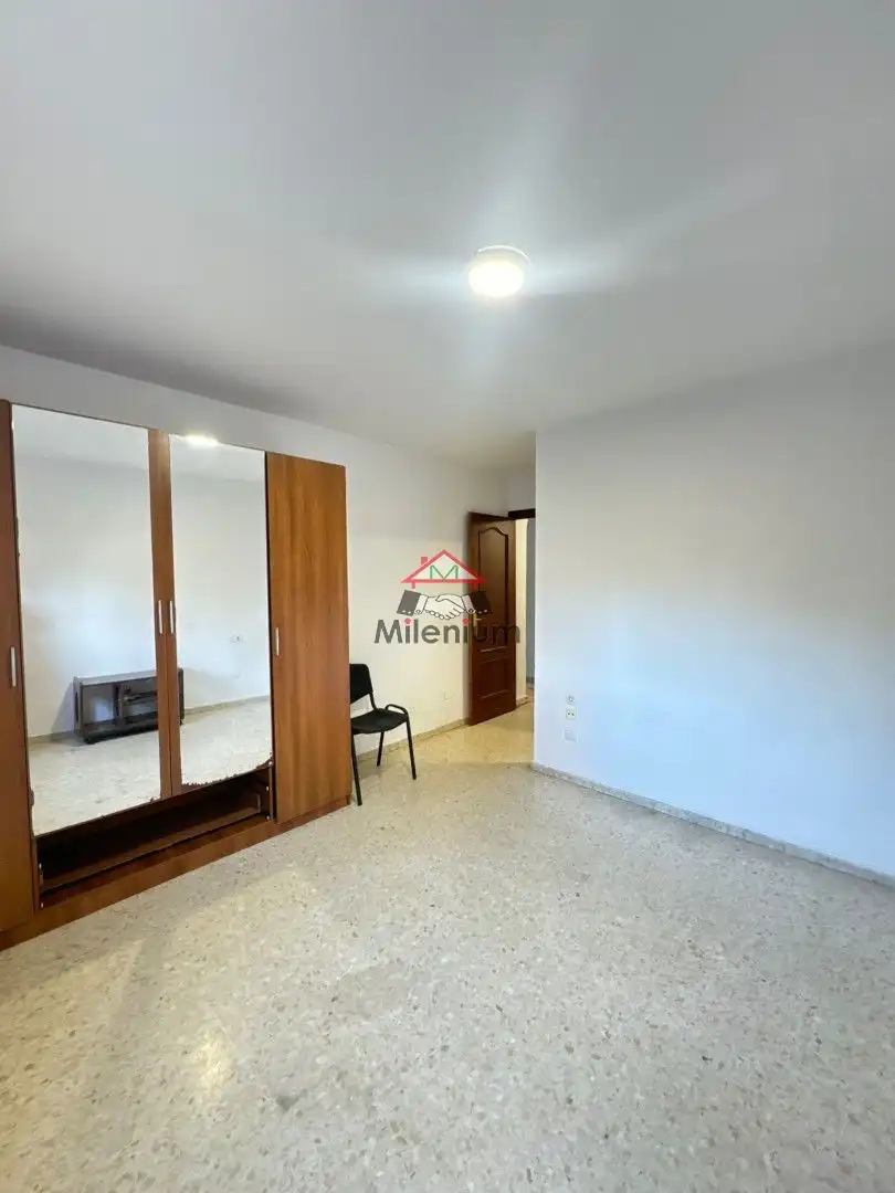 Schlafzimmer von Wohnung zur Miete in Algeciras mit Waschmaschine, Mikrowelle und Balkon
