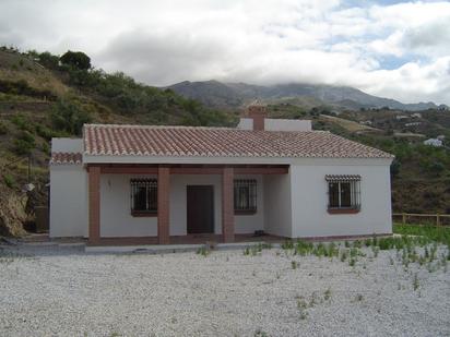 Vista exterior de Casa o xalet en venda en Canillas de Aceituno amb Jardí privat