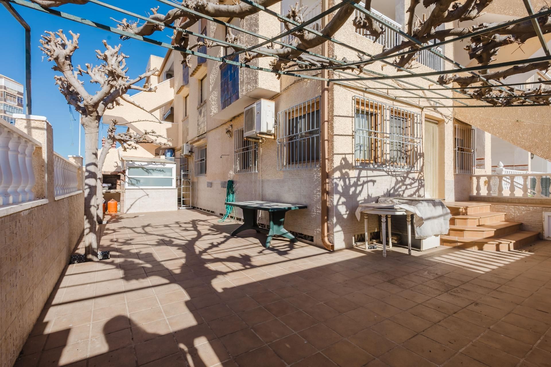 Vista exterior de Planta baixa en venda en Torrevieja amb Aire condicionat, Jardí privat i Terrassa