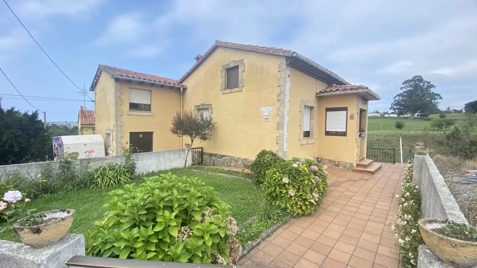 Außenansicht von Haus oder Chalet zum Verkauf in Polanco mit Heizung, Privatgarten und Parkett