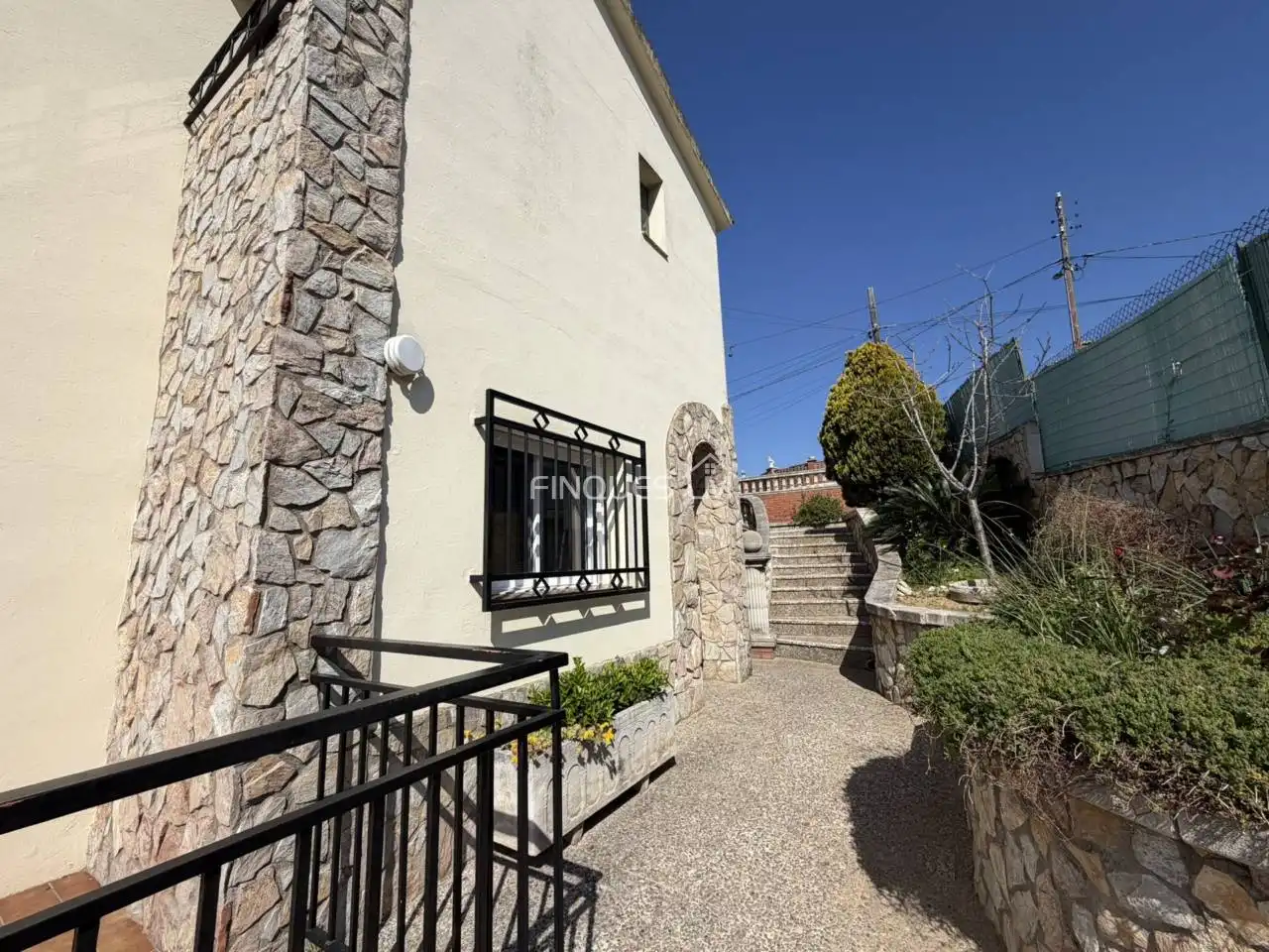 Vista exterior de Casa adosada en venda en Tordera amb Jardí privat, Terrassa i Piscina