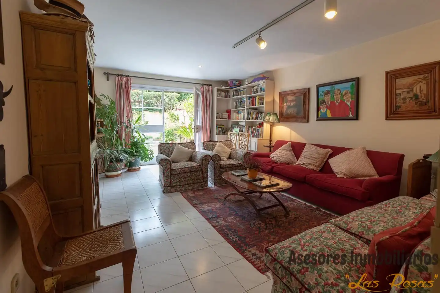 Wohnzimmer von Einfamilien-Reihenhaus zum Verkauf in Madrid mit Klimaanlage, Heizung und Privatgarten