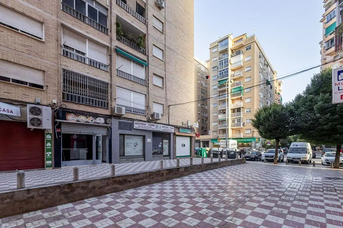Vista exterior de Local en venda en Granada amb Moblat