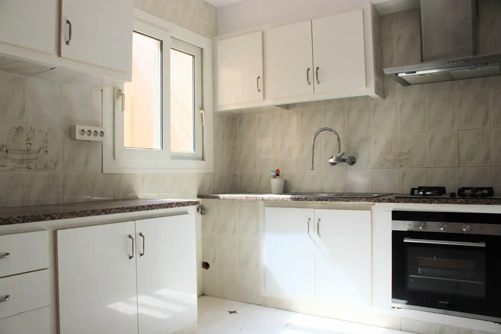 Küche von Dachboden zur Miete in Girona mit Heizung, Terrasse und Balkon
