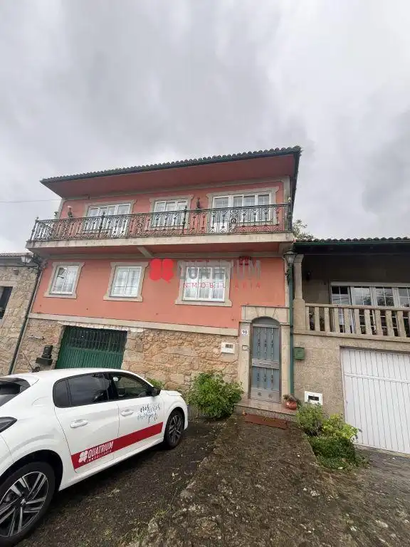 Vista exterior de Casa o xalet en venda en Santiago de Compostela  amb Calefacció, Jardí privat i Terrassa