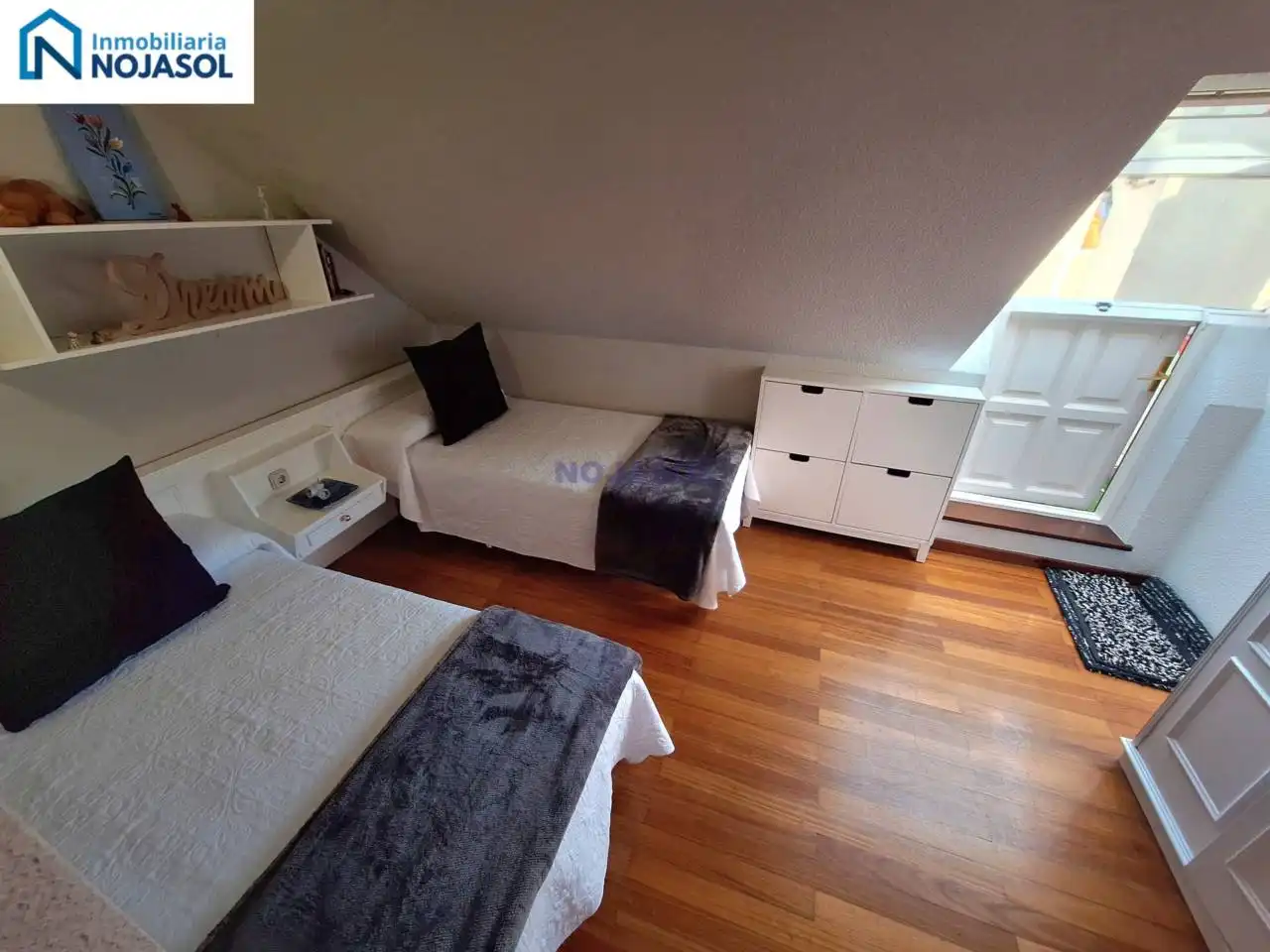 Dormitori de Dúplex de lloguer en Noja amb Calefacció, Terrassa i Moblat