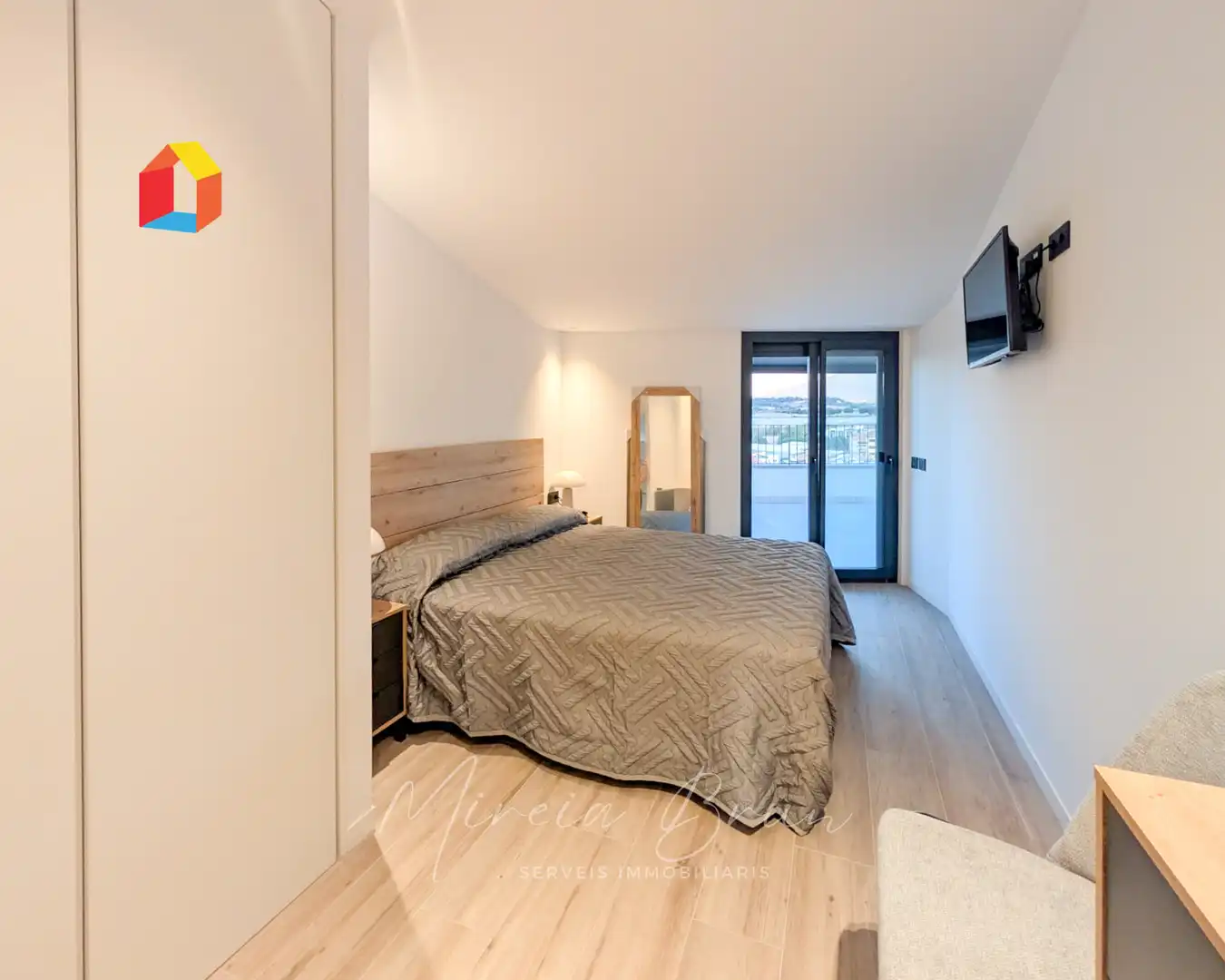 Schlafzimmer von Dachboden zur Miete in Tona mit Heizung