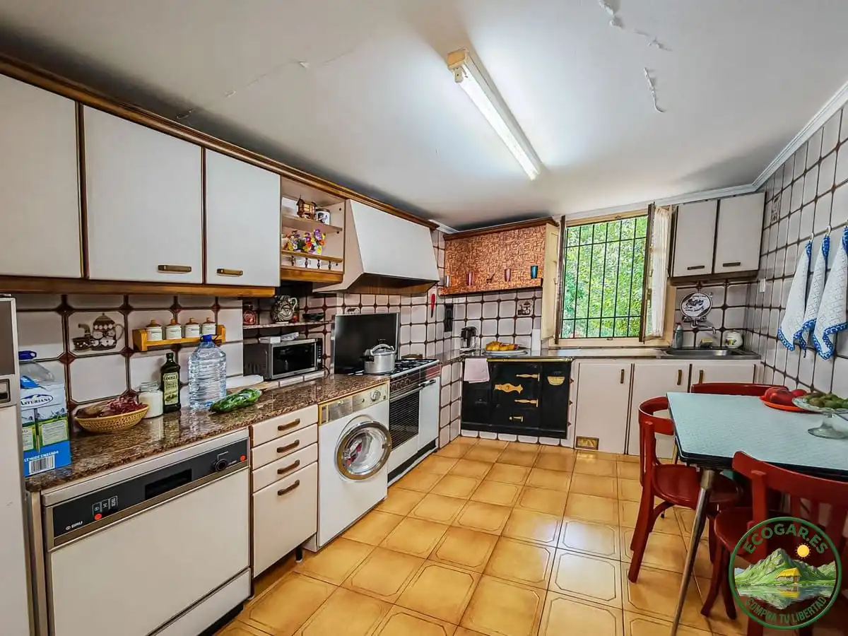 Cuina de Casa o xalet en venda en Vega de Valcarce amb Calefacció, Jardí privat i Parquet