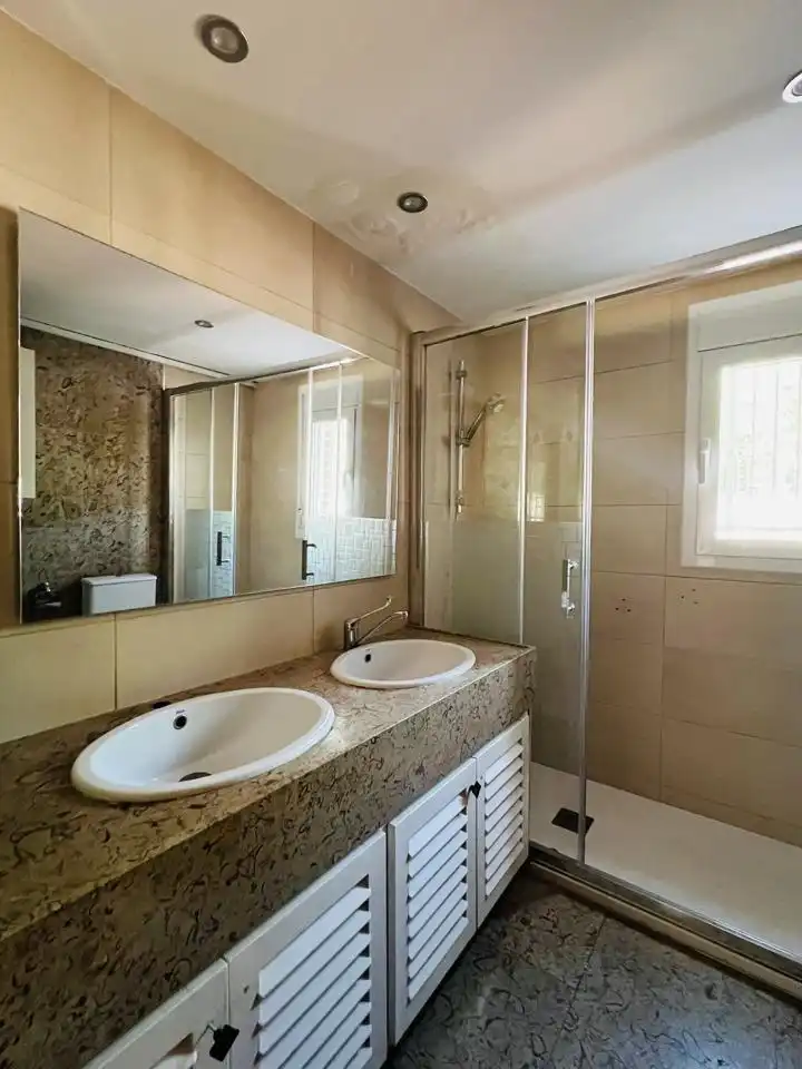Badezimmer von Erdgeschoss zum Verkauf in Tarragona mit Terrasse