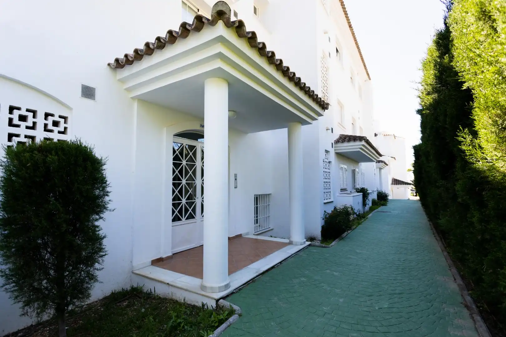 Außenansicht von Wohnung zum Verkauf in Marbella mit Klimaanlage, Terrasse und Balkon
