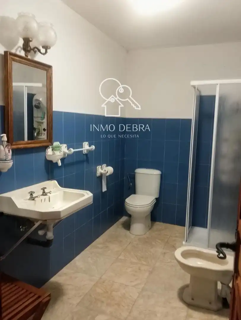 Badezimmer von Einfamilien-Reihenhaus zum Verkauf in Cudillero mit Heizung, Privatgarten und Terrasse