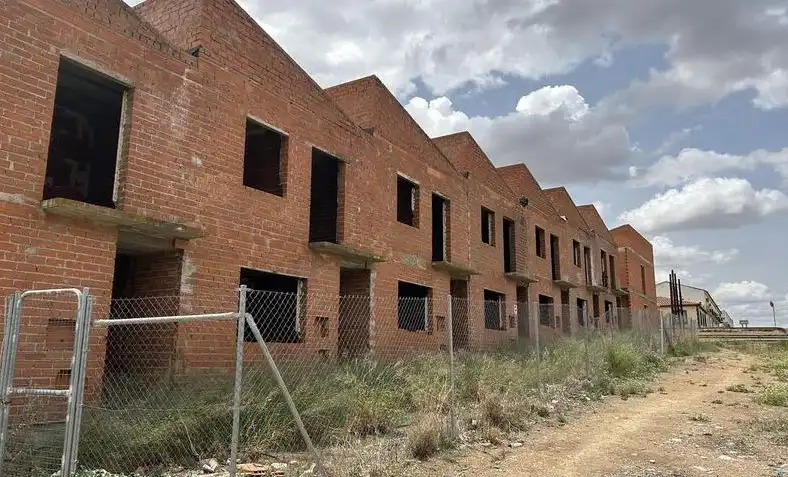 Vista exterior de Edificio en venta en La Albuera
