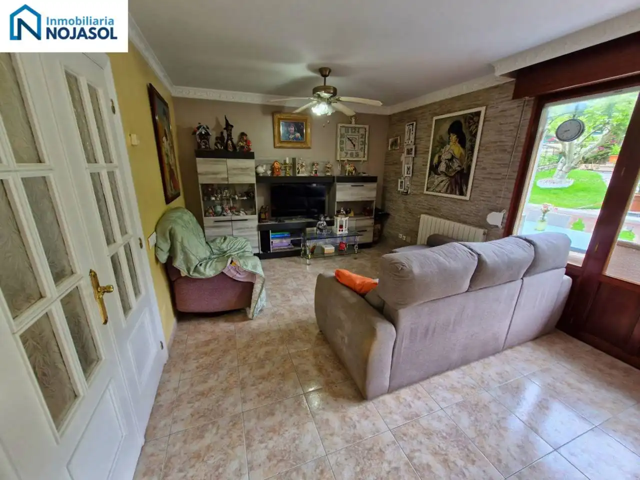 Sala d'estar de Casa adosada en venda en Meruelo amb Calefacció, Jardí privat i Terrassa