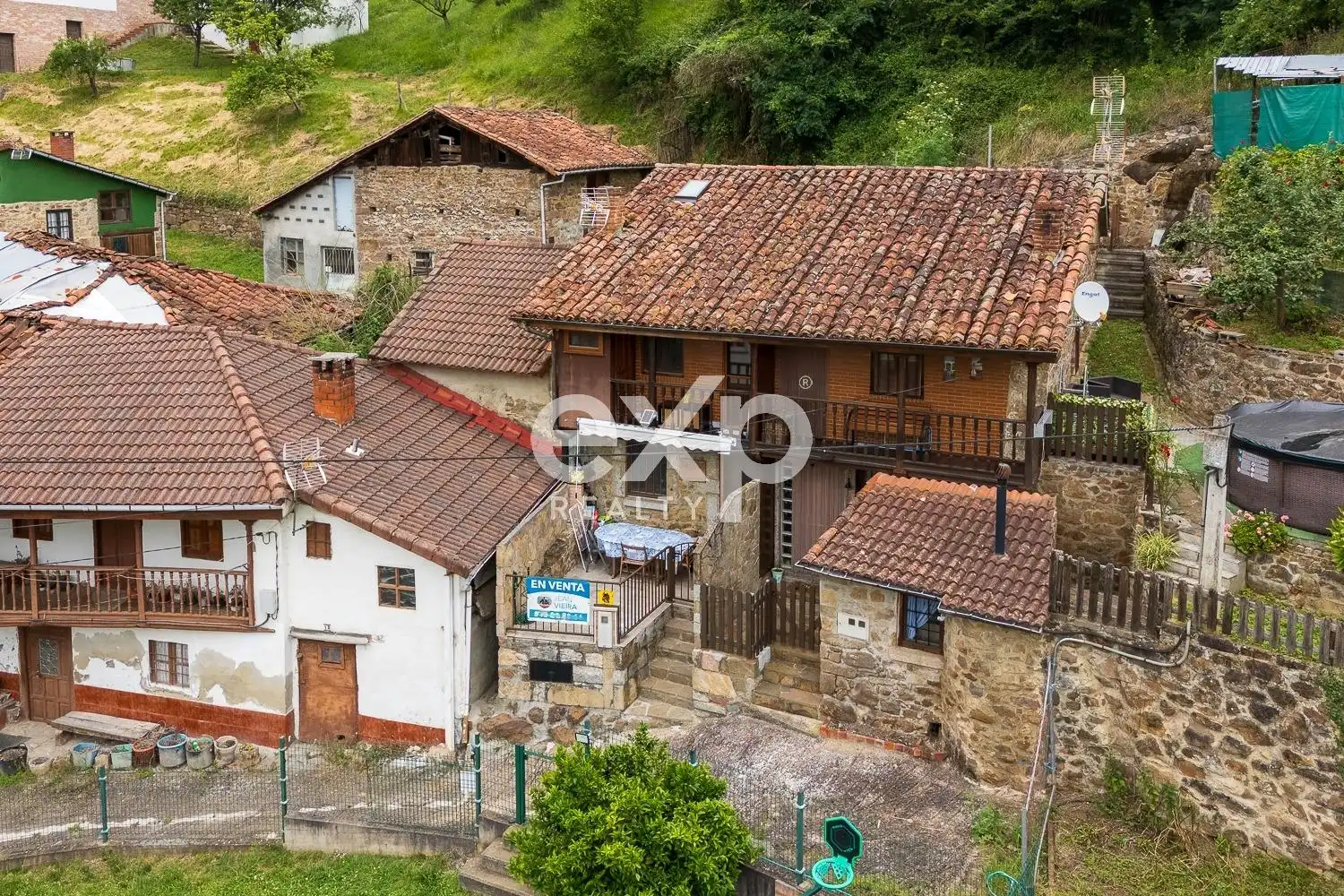 Vista exterior de Casa o xalet en venda en Lena amb Calefacció, Jardí privat i Terrassa