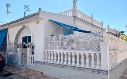 Exterior view of Single-family semi-detached for sale in Los Alcázares  with Air Conditioner, Private garden and Terrace