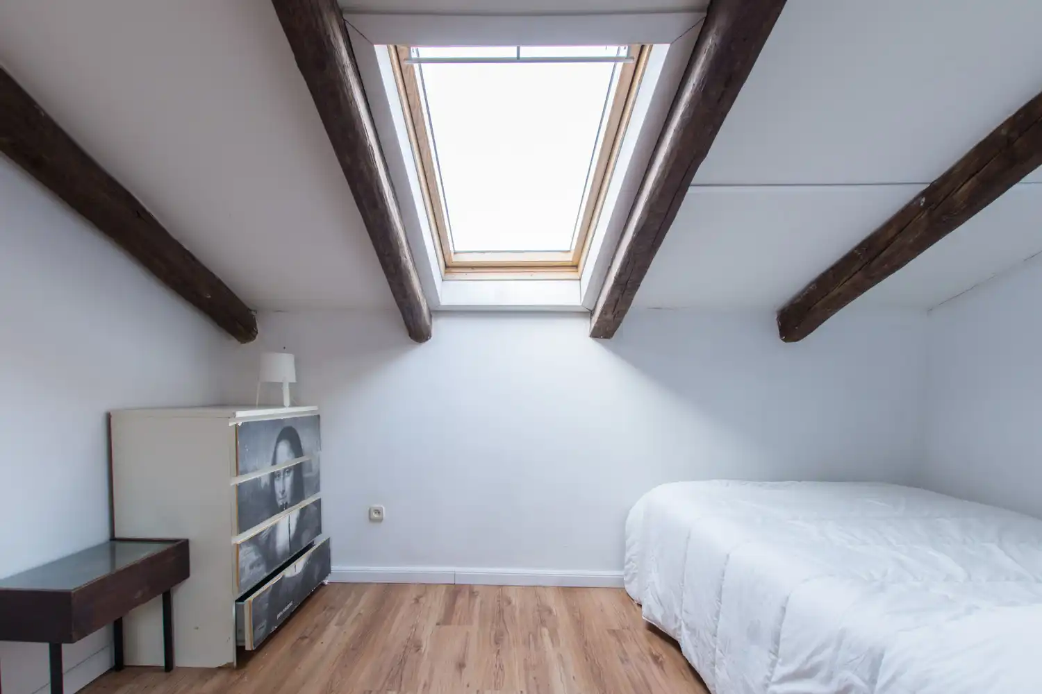 Schlafzimmer von Dachboden zum Verkauf in Madrid mit Klimaanlage, Heizung und Parkett