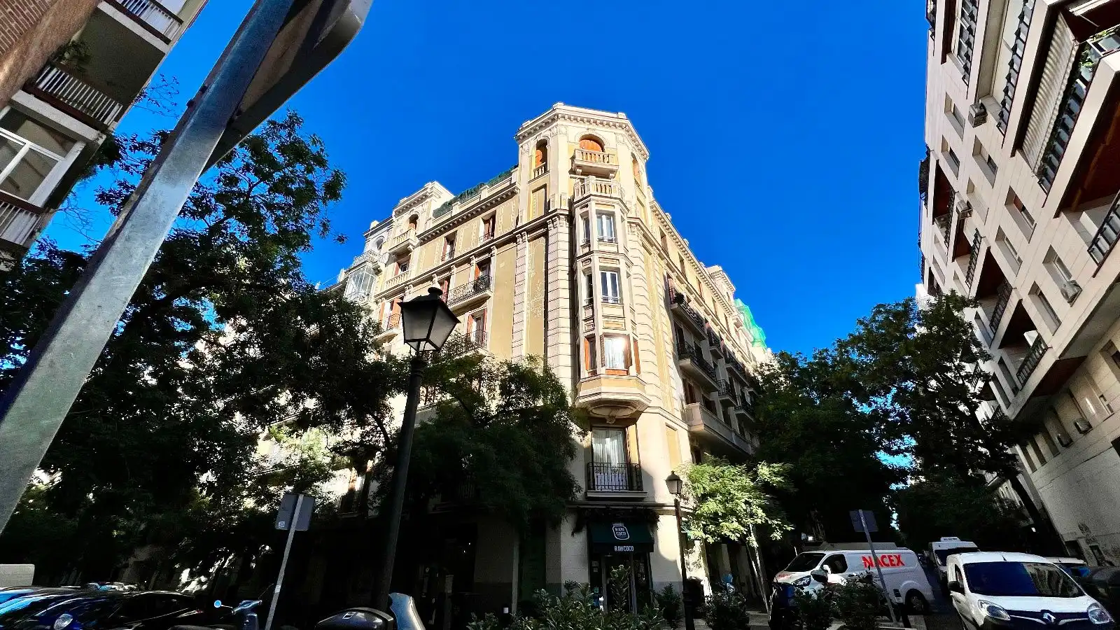Vista exterior de Piso en venta en Madrid con Calefacción y Alarma