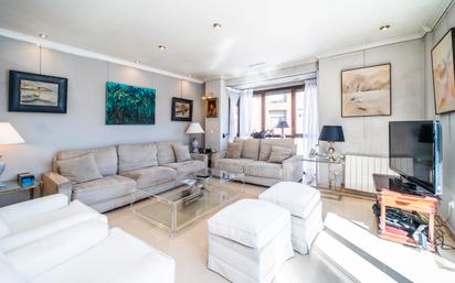 Living room of Flat for sale in  Madrid Capital  with Air Conditioner, Heating and Furnished