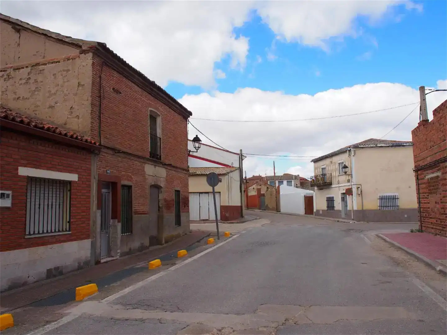 Vista exterior de Casa adosada en venda en Ataquines