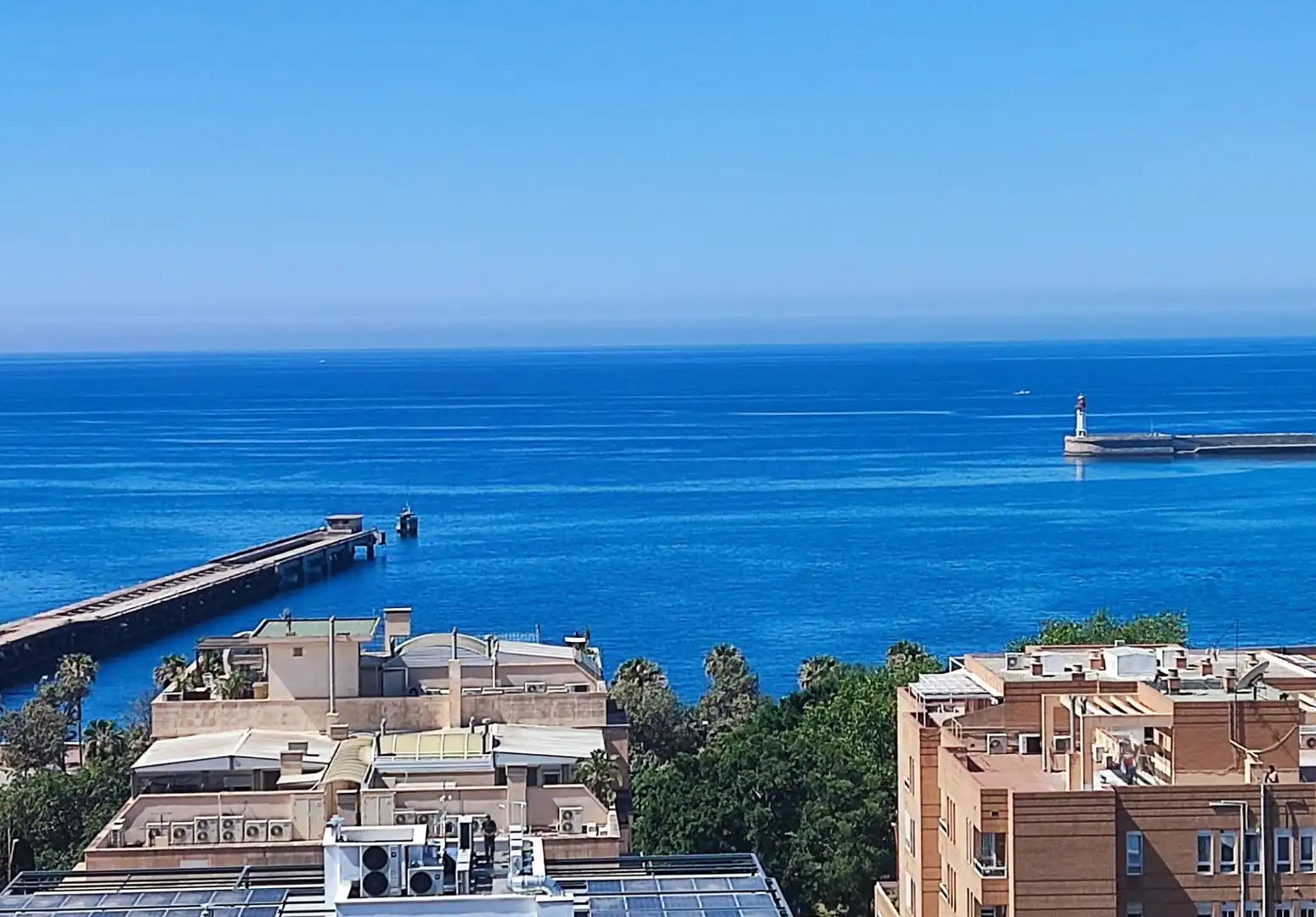 Vista exterior de Piso de alquiler en Almería con Aire acondicionado, Calefacción y Jardín privado