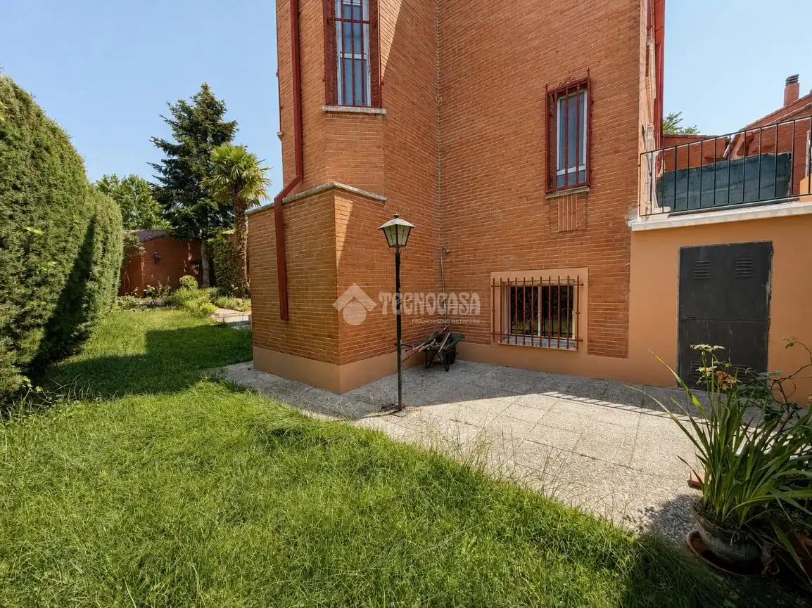 Jardí de Casa adosada en venda en Collado Villalba amb Calefacció, Traster i Alarma