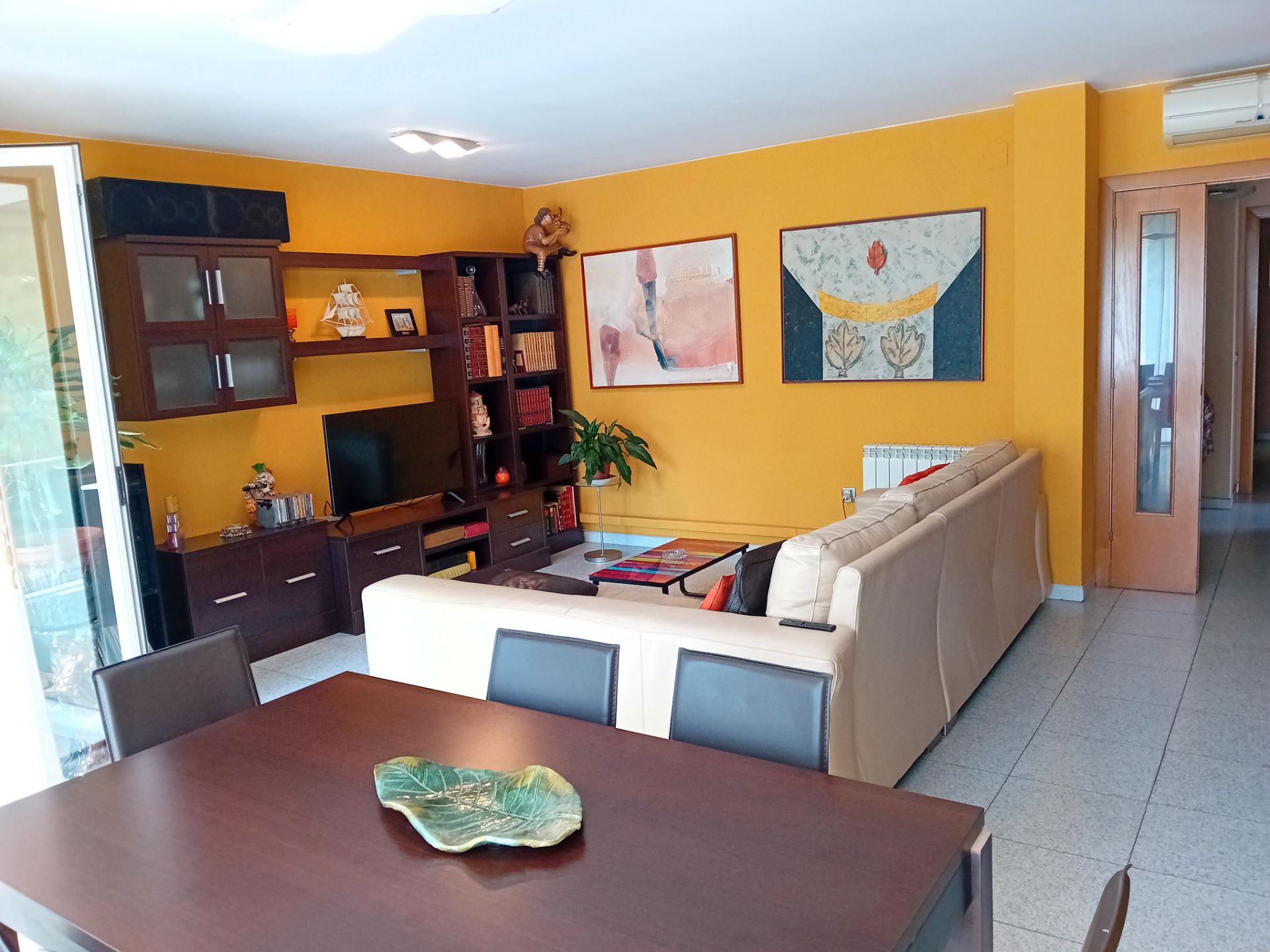 Living room of Flat for sale in Girona Capital  with Air Conditioner, Heating and Terrace