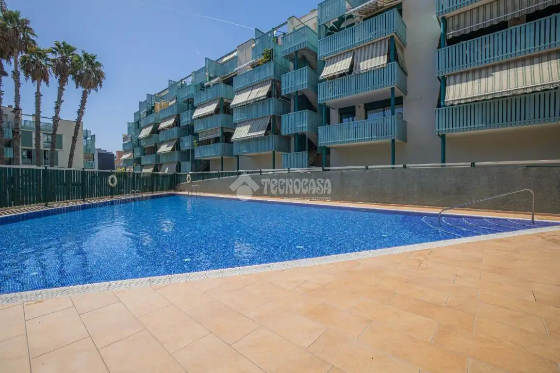 Swimming pool of Flat for sale in Badalona  with Air Conditioner, Heating and Parquet flooring