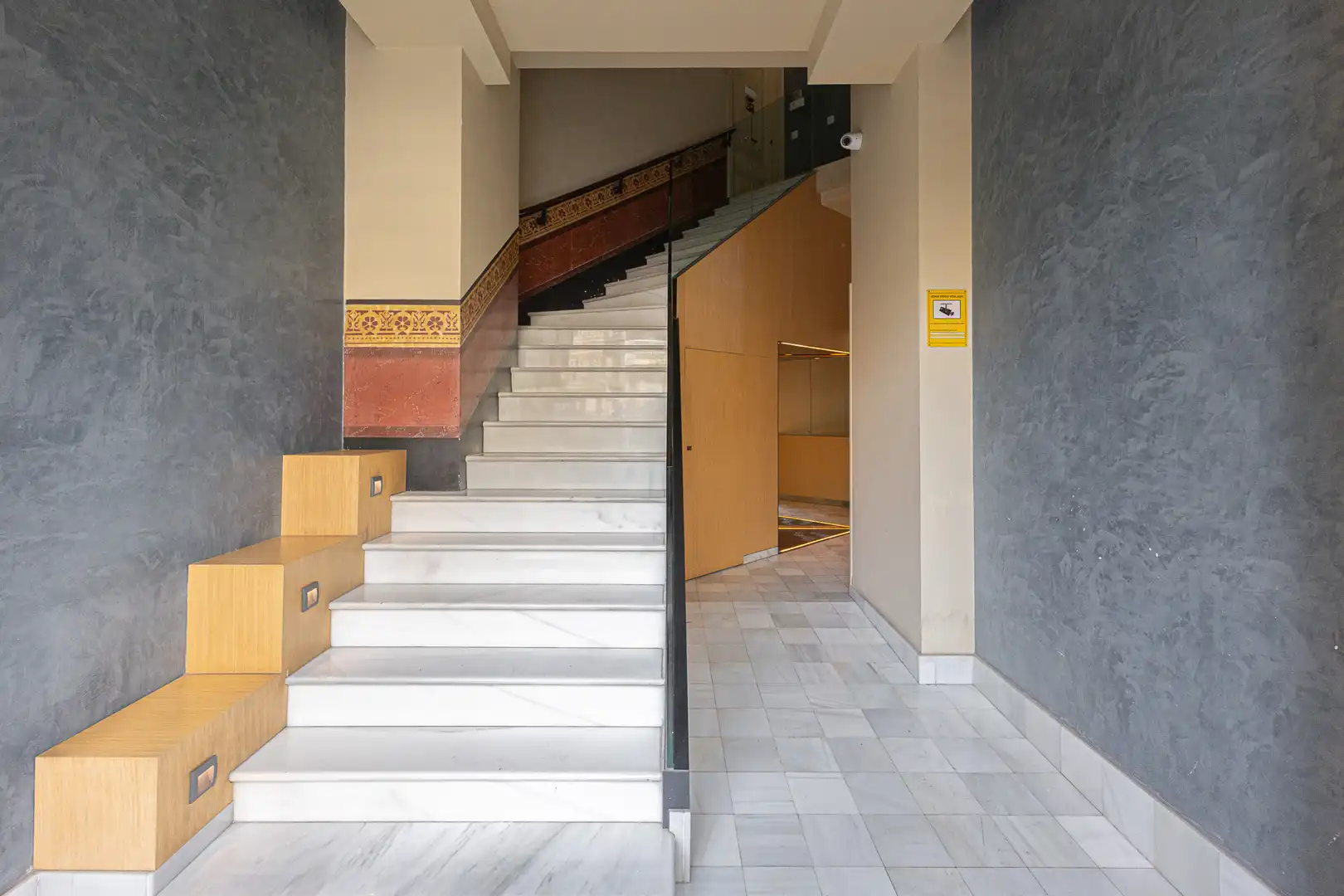 Wohnung zum Verkauf in Barcelona mit Klimaanlage, Heizung und Balkon