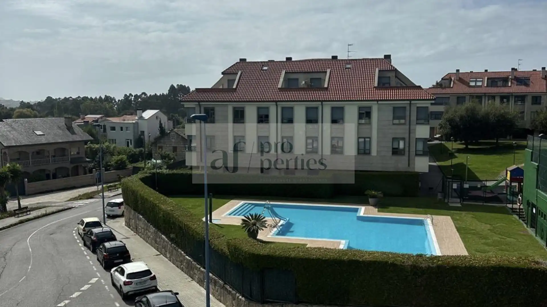 Piscina de Piso en venta en Vigo  con Calefacción, Trastero y Amueblado