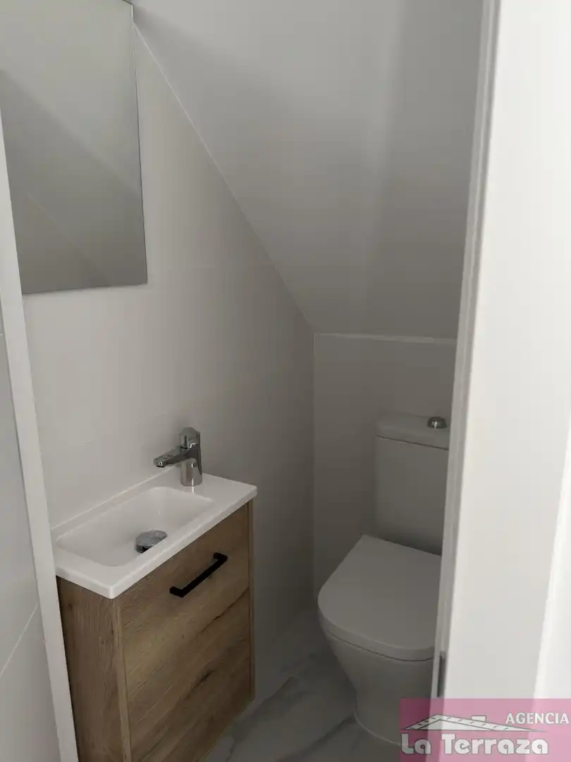 Baño de Apartamento de alquiler en Estepona con Aire acondicionado