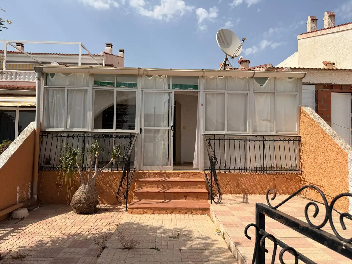 Vista exterior de Casa adosada en venda en Rojales amb Jardí privat i Terrassa
