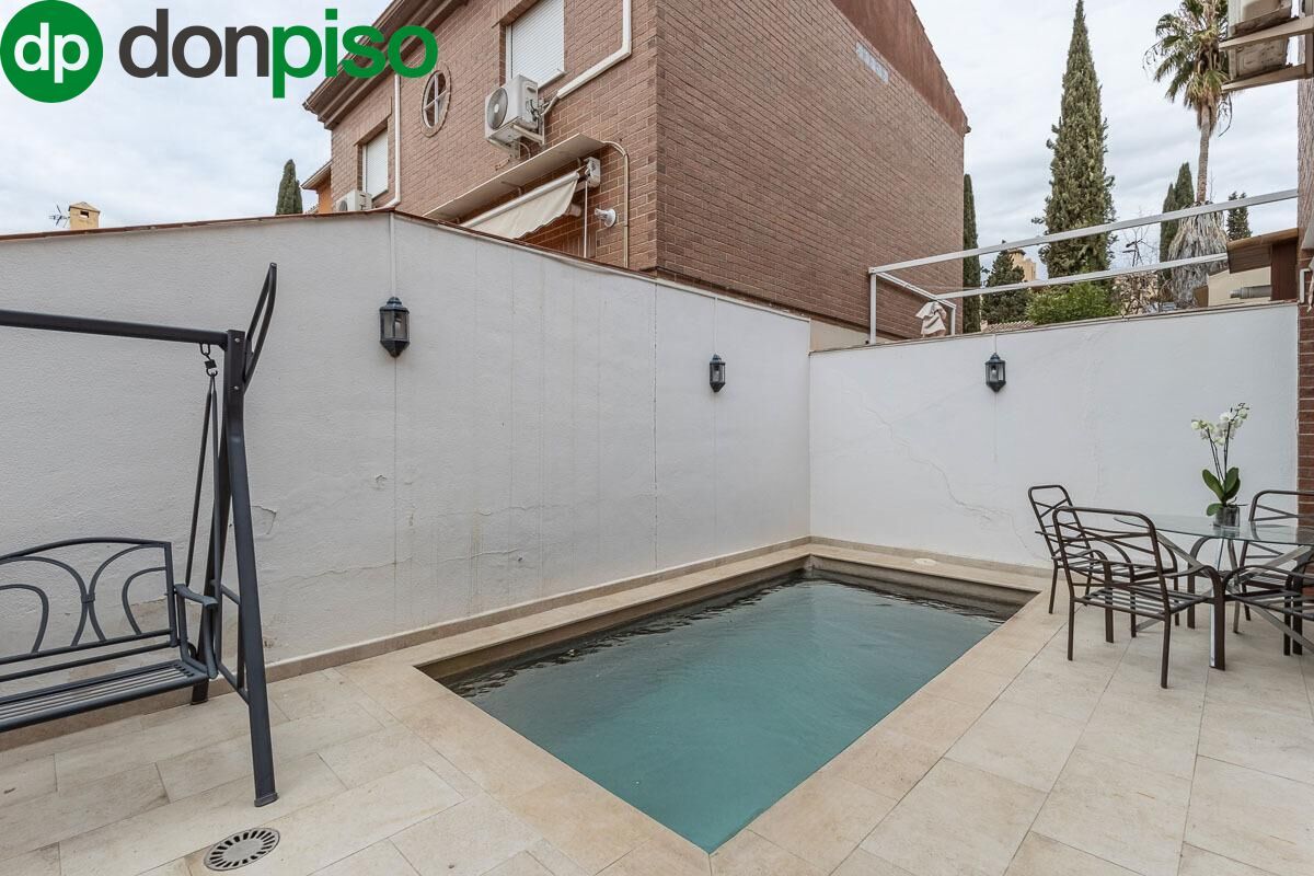 Piscina de Casa adosada en venta en  Granada Capital con Jardín privado, Terraza y Piscina