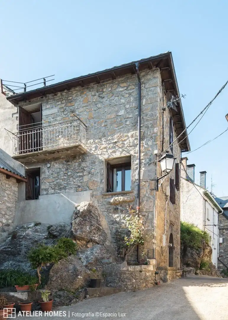 Casa con terraza en venta en Calle Única de Sandinies 35, imagen 3