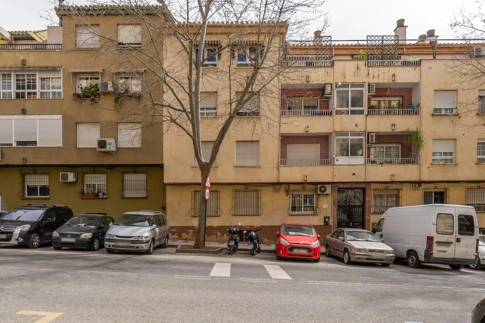 Vista exterior de Pis en venda en Granada amb Aire condicionat i Balcó
