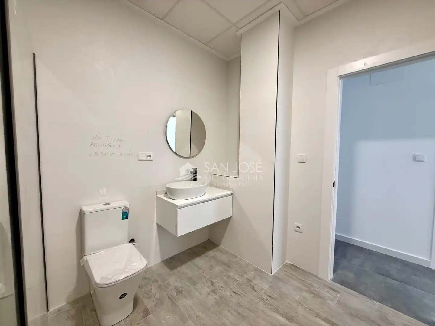 Badezimmer von Erdgeschoss zum Verkauf in Monforte del Cid mit Klimaanlage und Abstellraum