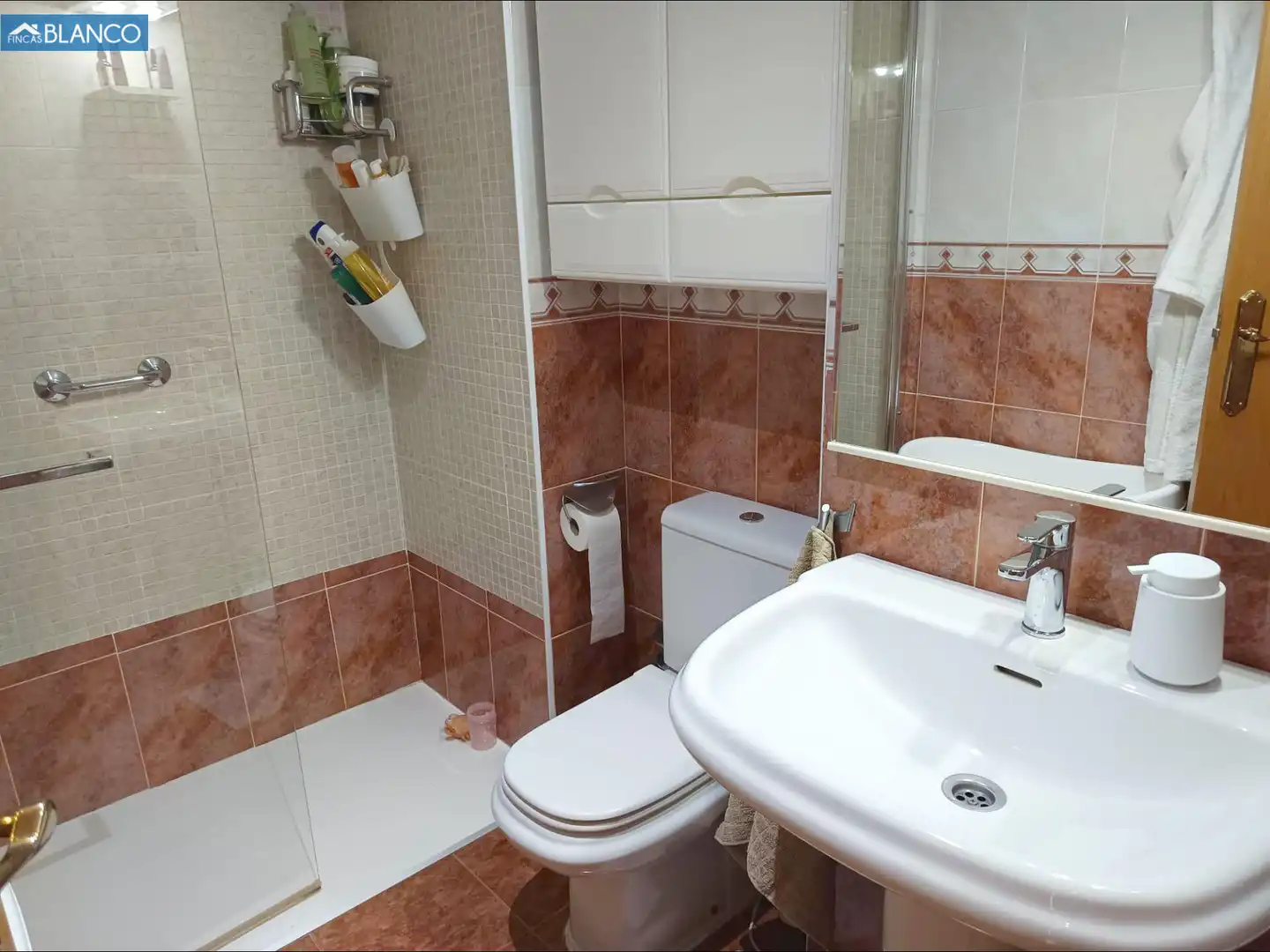 Bathroom of Houses for sale in L'Hospitalet de Llobregat  with Air Conditioner, Heating and Terrace