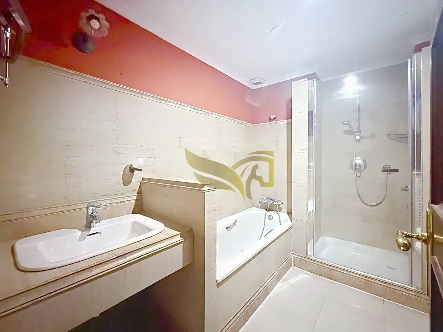 Badezimmer von Wohnung zum Verkauf in Sevilla mit Klimaanlage und Heizung