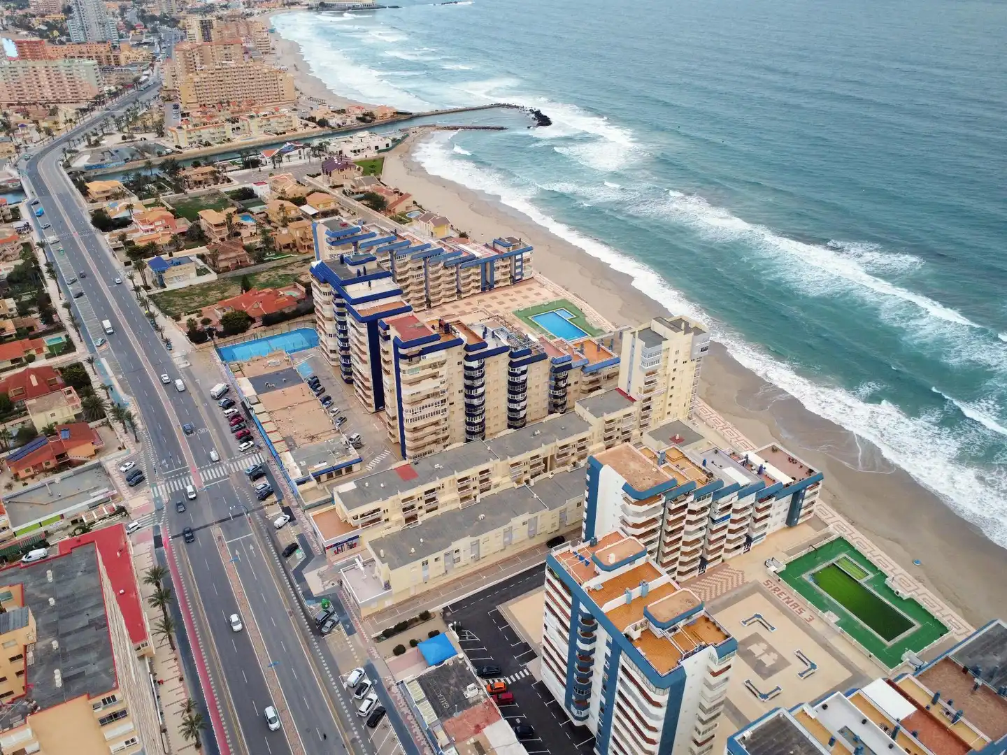 Vista exterior de Apartament de lloguer en La Manga del Mar Menor amb Calefacció, Terrassa i Piscina comunitària