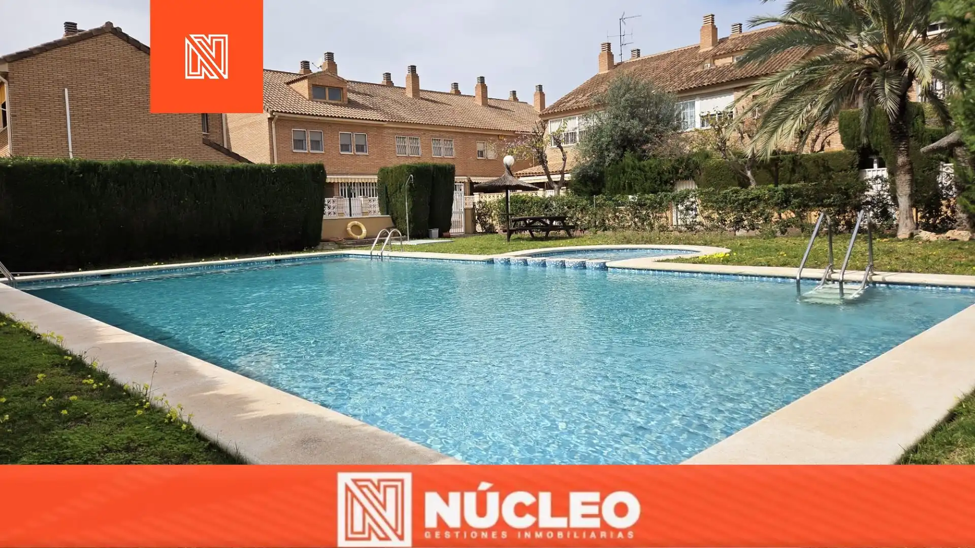 Piscina de Casa adosada en venta en Alicante / Alacant con Aire acondicionado, Calefacción y Jardín privado