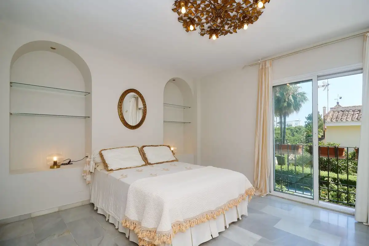 Habitación de Casa adosada en venta en Marbella con Aire acondicionado, Jardín privado y Terraza