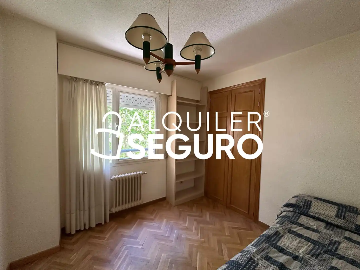 Schlafzimmer von Wohnung zur Miete in Madrid mit Heizung, Schwimmbad und Möbliert