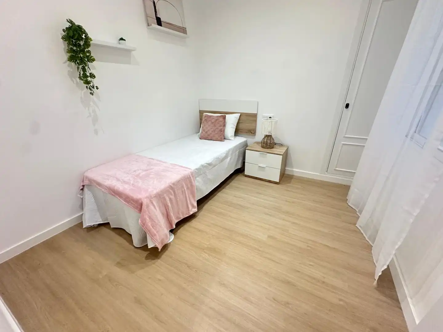 Habitación de Piso en venta en Castellón de la Plana / Castelló de la Plana con Terraza y Amueblado